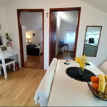 Apartman Mateo 2 Mit Meeresblick Und Mateo 1 Mit Gartenblick Selce